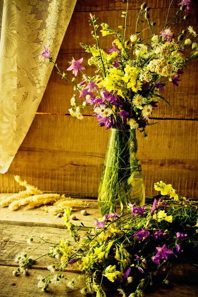 Nature Morte Fleurs Sauvages Dans Vase Sur Une Vieille Table — Photo
