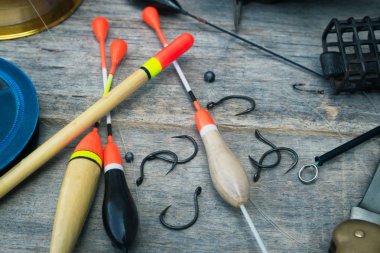 Balıkçılık, yüzen, kanca, makara, misina, Kancalı kutusu ve eski ahşap kurullarının bir arka plan üzerinde bir bıçak