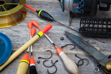 Balıkçılık, yüzen, kanca, makara, misina, Kancalı kutusu ve eski ahşap kurullarının bir arka plan üzerinde bir bıçak