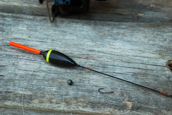 Aparejos Pesca Flotador Línea Pesca Plomada Gancho Viejas Tablas Madera — Foto de Stock