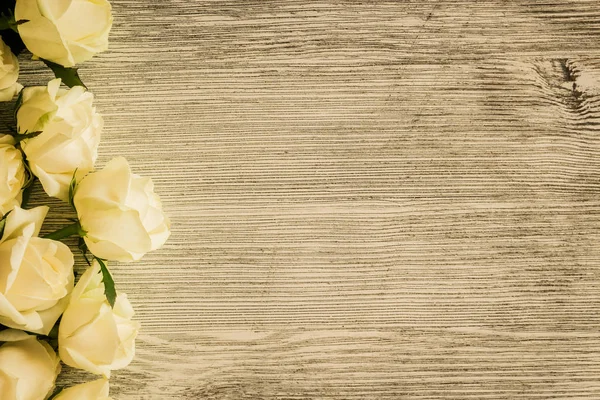 Una Fila Rosas Blancas Sobre Fondo Madera —  Fotos de Stock