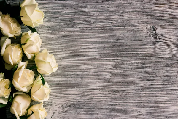 Eine Reihe Weißer Rosen Auf Einem Hölzernen Hintergrund — Stockfoto