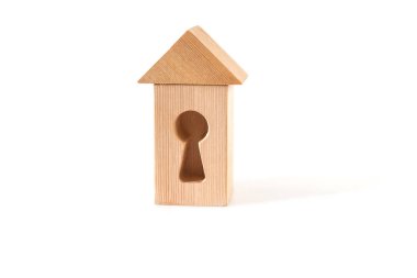 Oyuncak ev küpler beyaz arka plan üzerinde izole bir anahtar deliği ile