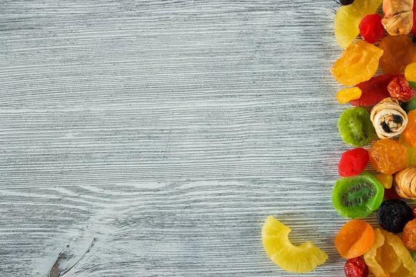 Gedroogde Vruchten Een Lichte Houten Achtergrond — Stockfoto