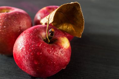 Olgun sulu elma suyu ile damla koyu ahşap arka plan üzerinde