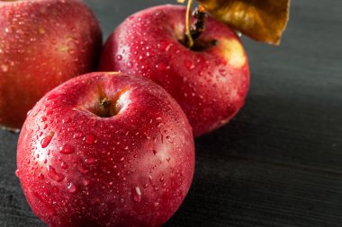 Olgun sulu elma suyu ile damla koyu ahşap arka plan üzerinde