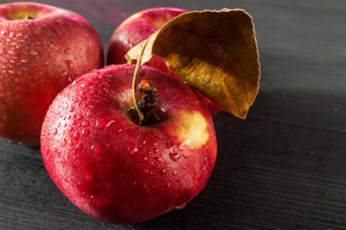 Olgun sulu elma suyu ile damla koyu ahşap arka plan üzerinde