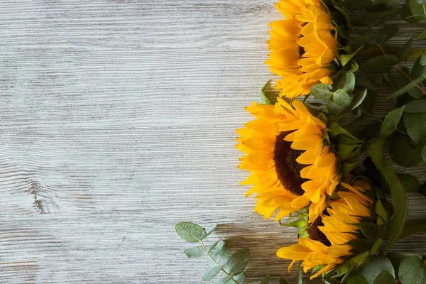 Drei Sonnenblumen Auf Altem Holzgrund — Stockfoto