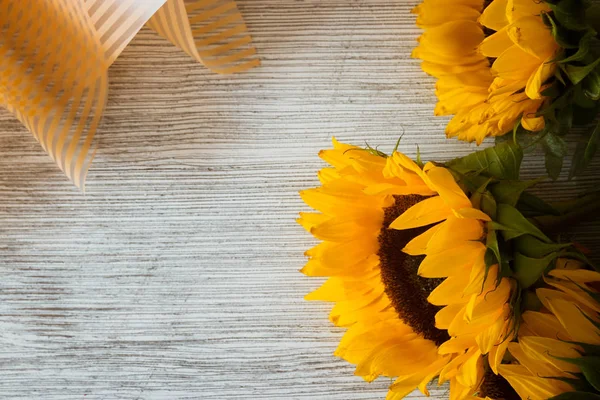 Drei Sonnenblumen Auf Altem Holzgrund — Stockfoto