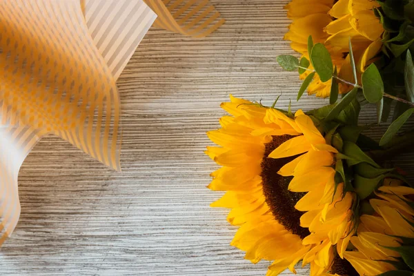 Drei Sonnenblumen Auf Altem Holzgrund — Stockfoto