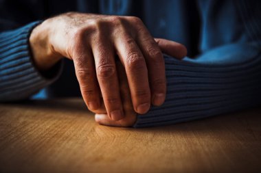 Kazak kollu gizli yaşlı adamın donmuş eller