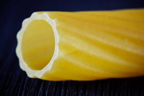 Pasta Form Einer Röhre Großaufnahme Auf Schwarzem Hintergrund — Stockfoto