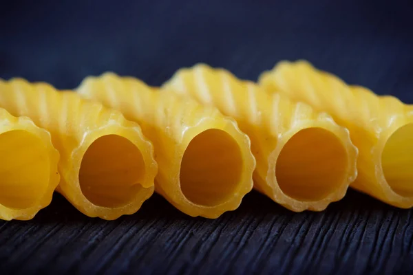 Pasta Form Einer Röhre Großaufnahme Auf Schwarzem Hintergrund — Stockfoto