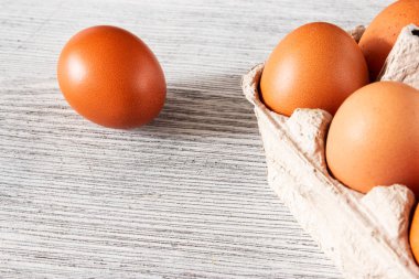 bir tepsi içinde yumurta