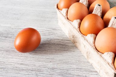 bir tepsi içinde yumurta