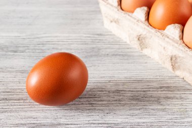 bir tepsi içinde yumurta