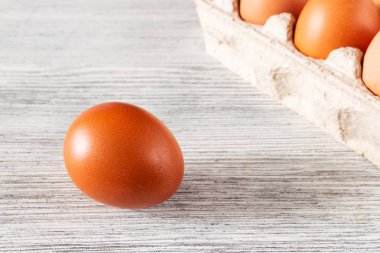 bir tepsi içinde yumurta