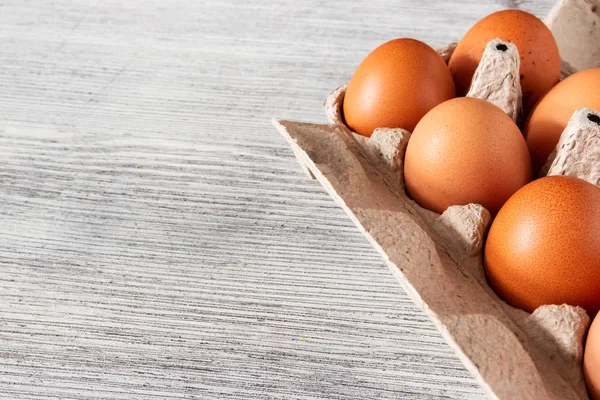 bir tepsi içinde yumurta