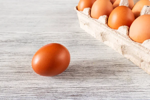 bir tepsi içinde yumurta