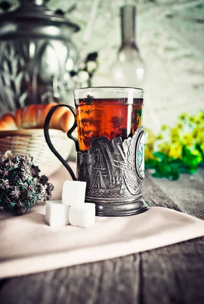 Un bicchiere di tè con timo — Foto Stock