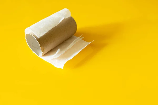 Eine Fertige Toilettenpapierrolle Auf Gelbem Hintergrund — Stockfoto