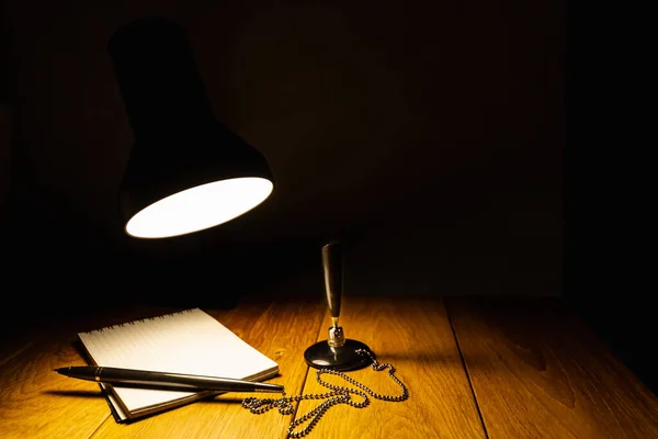 Notepad Pero Dřevěném Stole Světle Stolní Lampy — Stock fotografie