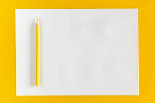 Žlutá Tužka Prázdný List Bílého Papíru Žlutém Pozadí — Stock fotografie