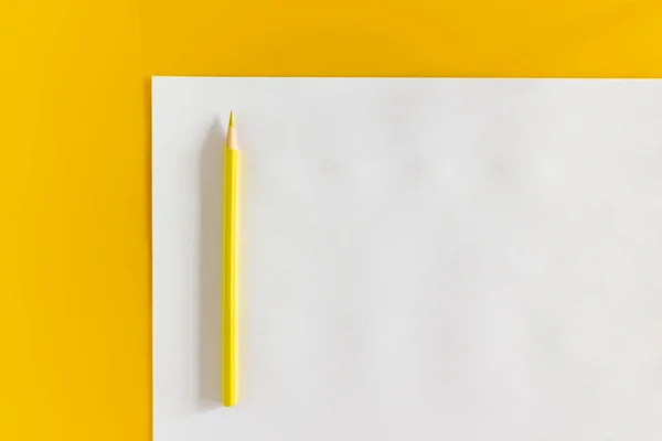 黄色铅笔和黄色背景的空白白纸 — 图库照片