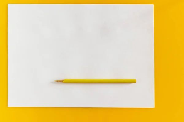 Lápiz Amarillo Hoja Blanco Papel Blanco Sobre Fondo Amarillo — Foto de Stock