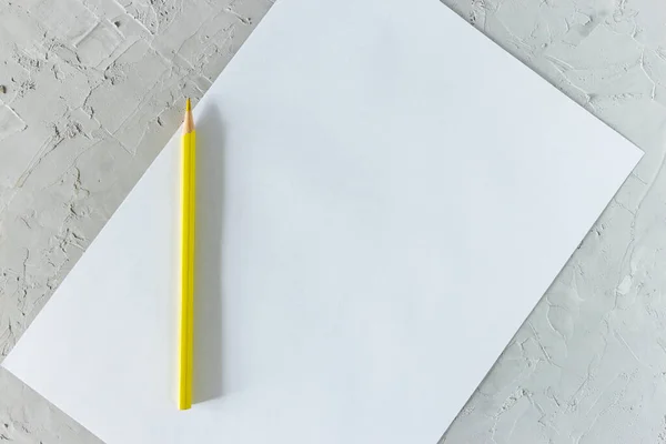 Sarı Kalem Gri Beton Arka Planda Beyaz Kağıt — Stok fotoğraf