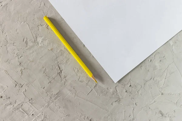 Żółty Ołówek Biała Kartka Papieru Szarym Tle Betonu — Zdjęcie stockowe