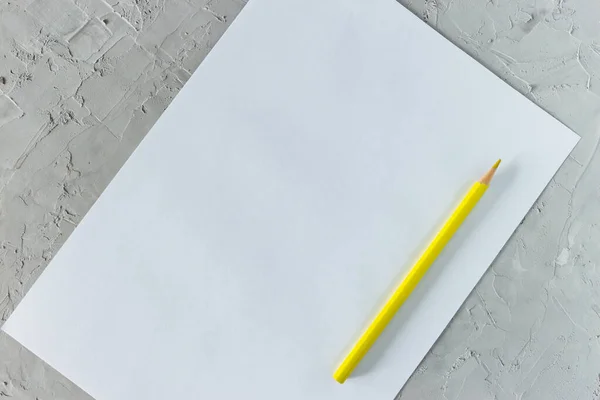 Lápiz Amarillo Hoja Blanco Papel Blanco Sobre Fondo Hormigón Gris — Foto de Stock