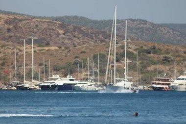 Panoda bir adam var.