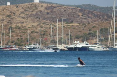 Panoda bir adam var.