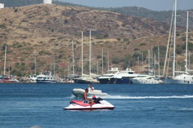 Panoda bir adam var.