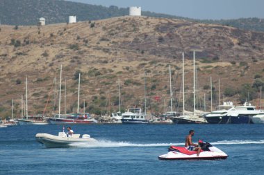 Panoda bir adam var.