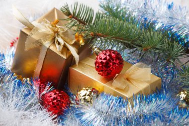 Noel hediyeleri ve dekorasyon çocuk elinde