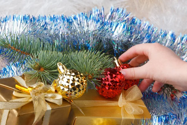 Presentes Natal Decorações Nas Mãos Criança — Fotografia de Stock