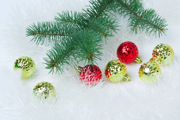 赤と黄色のボールとクリスマス ブランチ — ストック写真