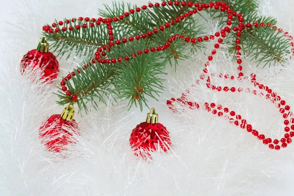 红色球和珠子的圣诞树枝 — 图库照片