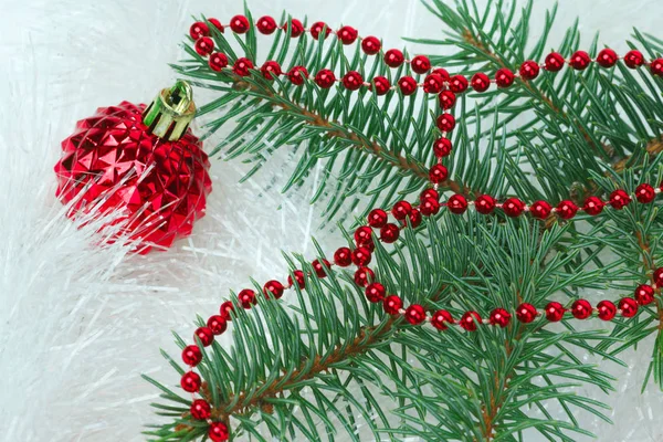 Rama Navidad Con Bola Roja Perlas —  Fotos de Stock