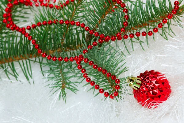 Christmas Gren Med Röd Boll Och Pärlor — Stockfoto