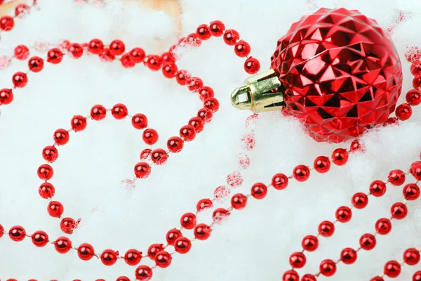 Perline Rosse Palla Natale — Foto Stock