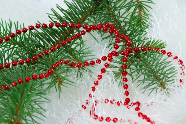 Rama Navidad Con Cuentas Rojas — Foto de Stock