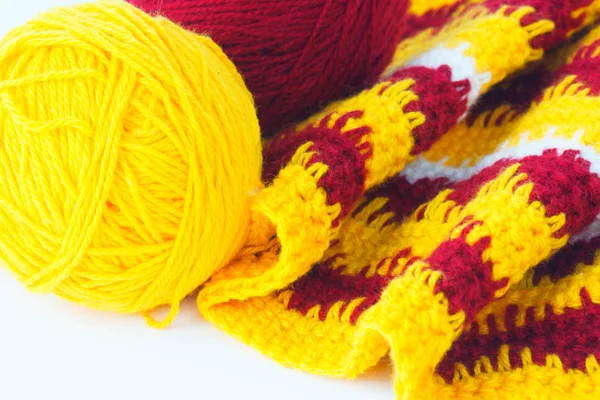 冬に暖かい毛布を編むための糸 — ストック写真