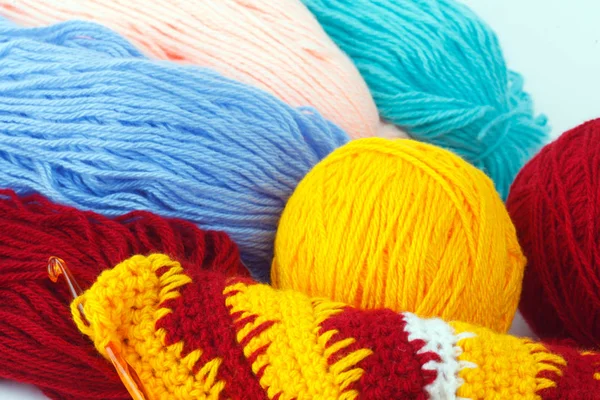 暖かい服を編むための糸 — ストック写真