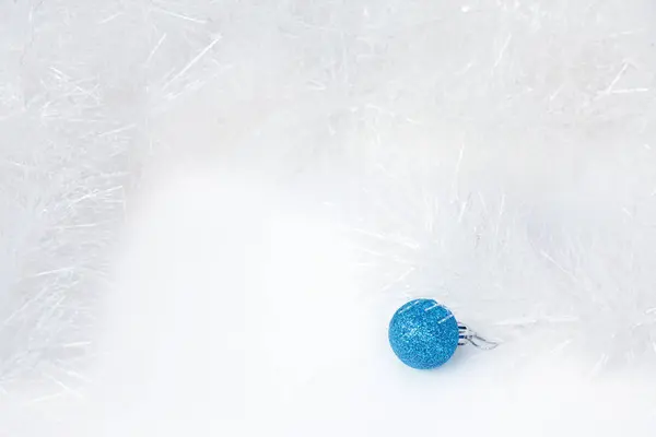 Boule Bleue Avec Tinsel Pour Décoration Noël — Photo