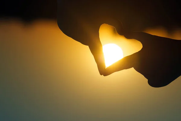 Herzförmige Finger Gegen Den Sonnenuntergang — Stockfoto