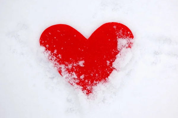 Corazón Rojo Sobre Fondo Blanco Nieve — Foto de Stock