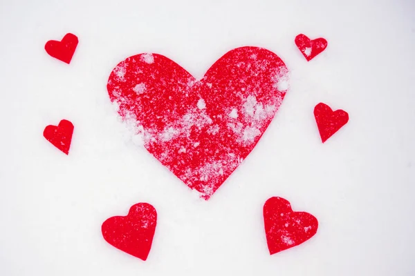 Kar Beyaz Zemin Üzerine Kırmızı Kalpler — Stok fotoğraf